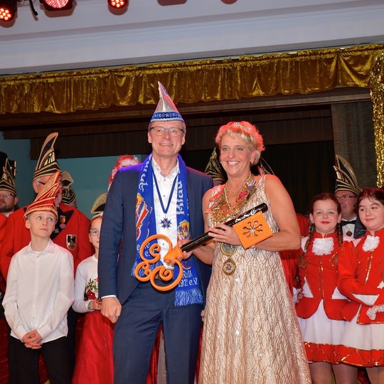 Bürgermeister Otto Steinkamp überreicht Prinzessin Ute I. den symbolischen Rathausschlüssel.