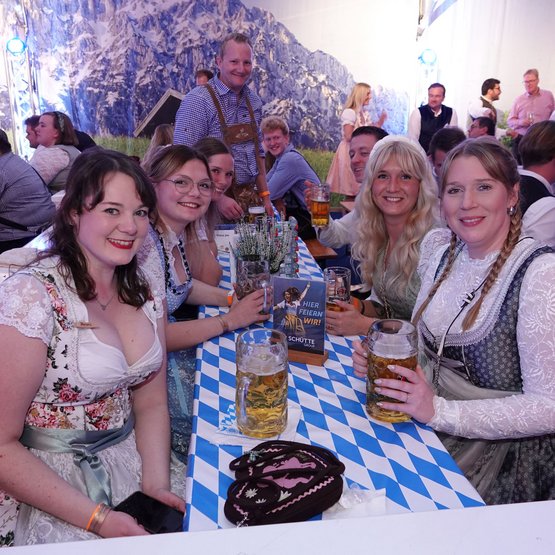 Eine Gruppe feiert in einer Wiesnbox auf dem Hollager Oktoberfest.