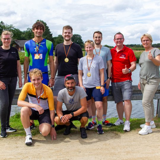 Gruppenfoto mit den schnellsten Teilnehmenden und den Organisatoren.