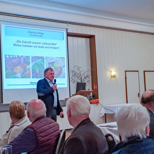 Werner Wahmhoff spricht beim Kolping-Gedenktag über die Lebensmittelproduktion.