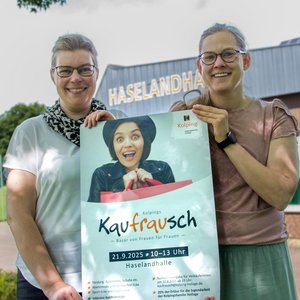 Martina Unland und Janina Bode mit dem Plakat für den nächsten „Kaufrausch“ vor der Haselandhalle.