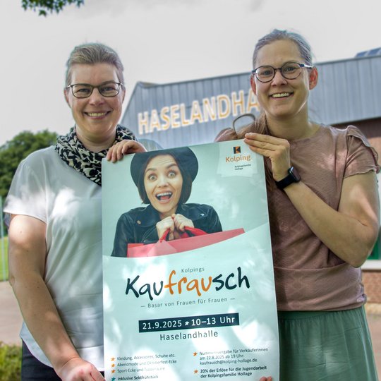Martina Unland und Janina Bode mit dem Plakat für den nächsten „Kaufrausch“ vor der Haselandhalle.