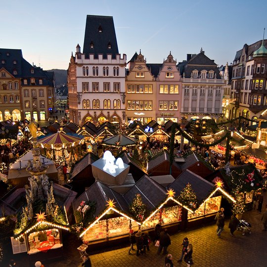 Auf dem mittelalterlichen Hauptmarkt in Trier lädt ein zauberhafter Weihnachtsmarkt zum Verweilen ein. Foto: Christian Millen / Trier Tourismus und Marketing GmbH
