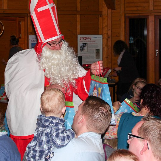Große Geschenke für besonders brave Kolping-Kinder: St. Nikolaus hatte für jeden etwas dabei.