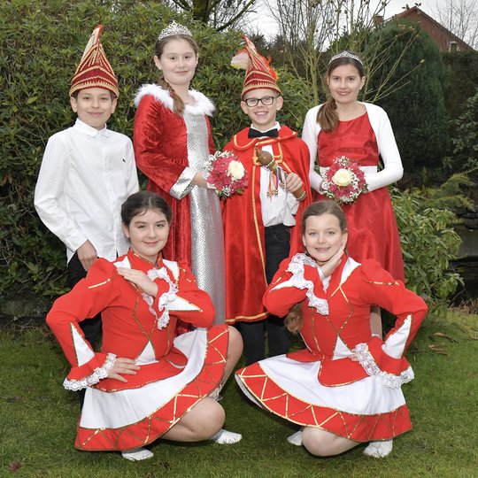 Prinz Justus I. und Prinzessin Anna I. (Justus Warnecke und Anna Dopheide) mit ihren Adjutanten Sophia Leonard und Lennox Neumann sowie den Funkenmariechen Pia Luisa Strößner und Lilith Wesselkamp