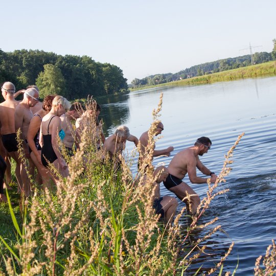Die erste Herausforderung: Hinein ins 16 Grad kalte Kanalwasser.