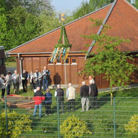 Maibaum aufstellen an der Hollager Mühle