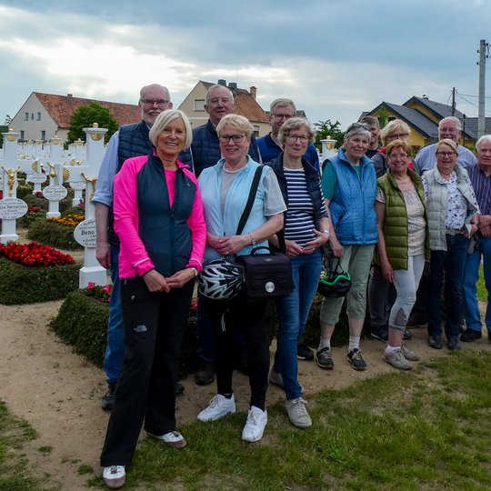 Die Reisegruppe auf dem denkmalgeschützten Friedhof in Ralbitz.