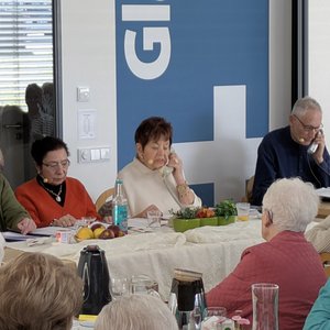 Die „Silberdisteln 2.0“ zeigen den Anwesenden wie Schockanrufe funktionieren.