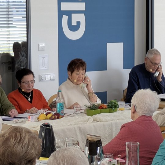 Die „Silberdisteln 2.0“ zeigen den Anwesenden wie Schockanrufe funktionieren.