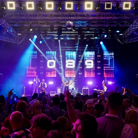 089 aus München rocken das Hollager Festzelt.