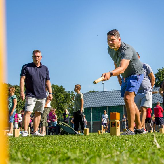 Spiel, Spaß und Spannung auf dem Hollager Sportplatz: das Kubbturnier der Kolpingsfamilie Hollage.