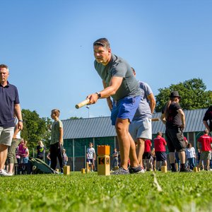 Spiel, Spaß und Spannung auf dem Hollager Sportplatz: das Kubbturnier der Kolpingsfamilie Hollage.