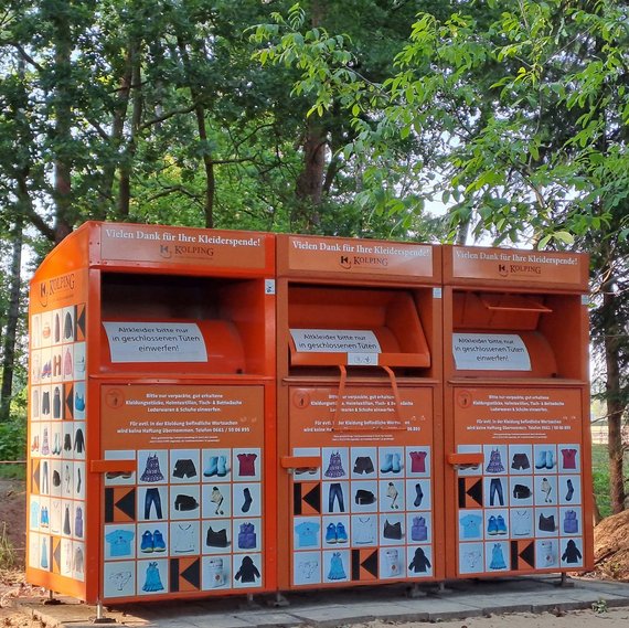 Altkleider-Sammelcontainer an der Ziegeleistraße in Hollage