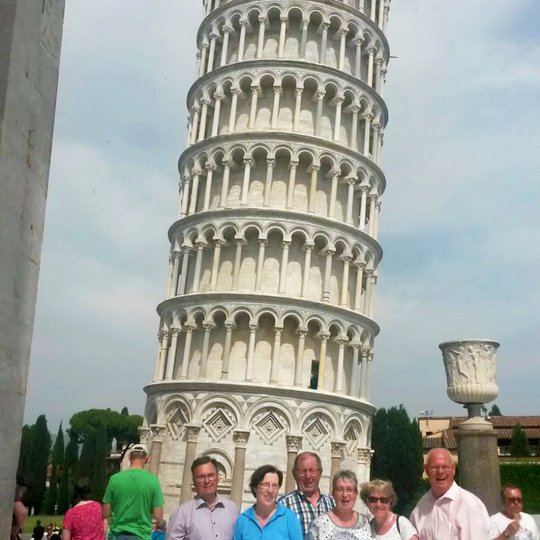 Einige Reiseteilnehmer vor dem schiefen Turm von Pisa.