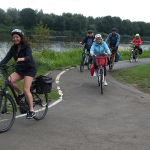 Auf dem Radweg an der Weser