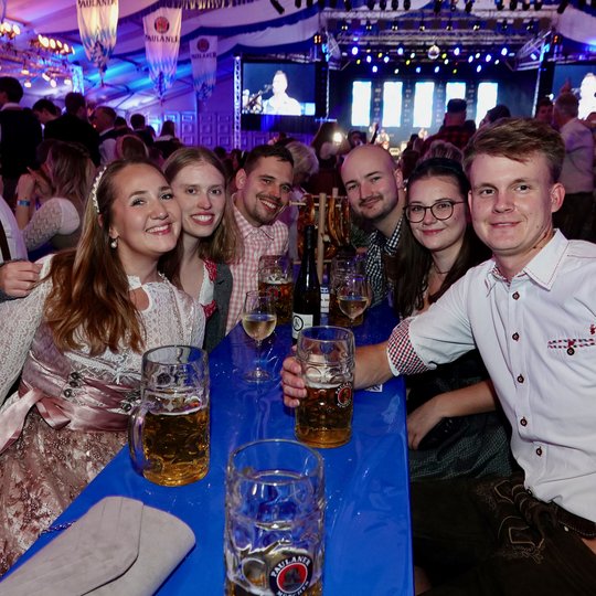 An den Tischen und in den Wiesnboxen wird ebenso gefeiert wie auf der Tanzfläche.