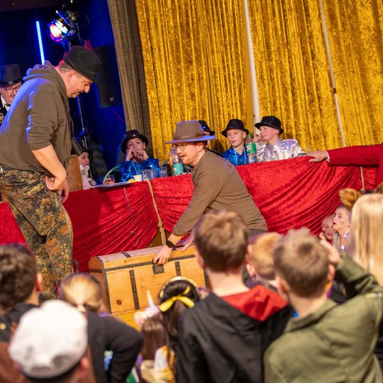 Maik Hörnschemeyer und Michael Lührmann offnen die Schatzkiste