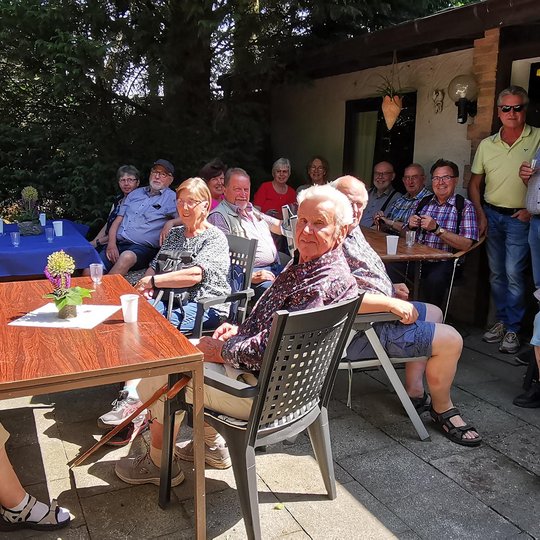 Die Wandergruppe bei der Pause in Brockhausen.