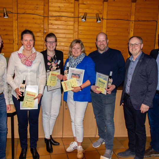 Christian Speer, Heiner Placke und Julian Schwegmann würdigen seitens des Kolpings-Vorstands die ehrenamtliche Arbeit von Christiane Brockmeyer, Martina Unland, Silke Hampel und Frank Weisemöller.