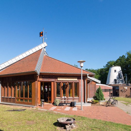 Kolping-Pavillon an der Hollager Mühle, im Hintergrund der Mühlenturm.