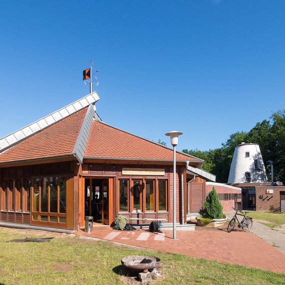 Kolping-Pavillon an der Hollager Mühle, im Hintergrund der Mühlenturm.