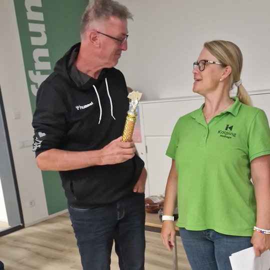 Steffi Kühl überreicht Ulrich Münstermann den „St. Josef Cup“. Steffi Kühl überreicht Ulrich Münstermann den „St. Josef Cup“.