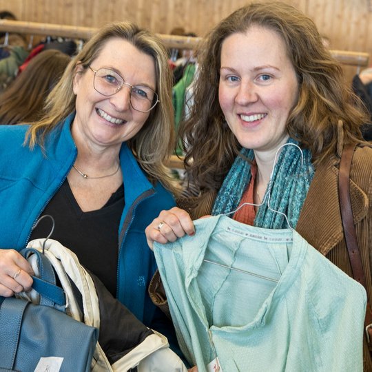 Sabine Steinkamp und Klara Essomba haben bei „Kolpings Kaufrausch“ etwas passendes gefunden.