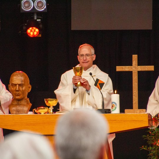 Diözesanpräses Dirk Meyer (Mitte) zelebriert gemeinsam mit Pastor Kristian Pohlmann (links) die Heilige Messe.