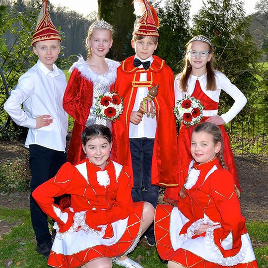 Prinz David I. (Schnieder) und Prinzessin Stina I. (Klein) mit ihrem Adjutantenpaar Tim Vogelsang und Annika Siltmann sowie den Funkenmariechen Pia Luisa Strößner und Lilith Wesselkamp