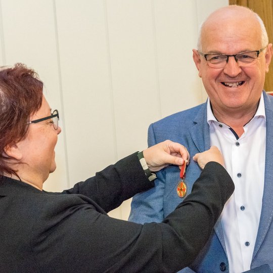 Bärbel Rosensträter überreicht Hubert Wächter die Verdienstmedaille. 