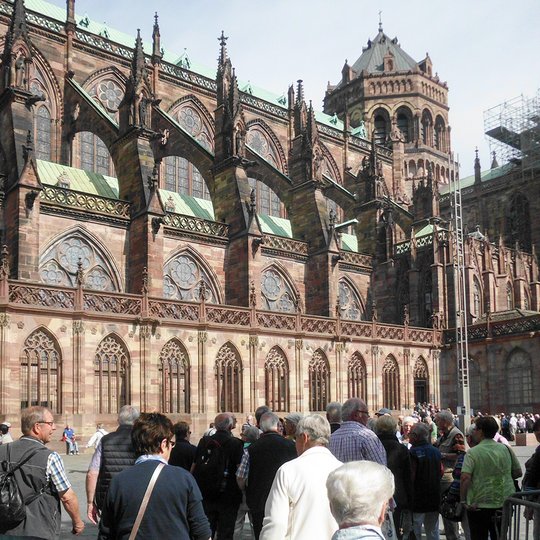 Ein Teil der Reisegruppe vor dem Straßburger Münster.