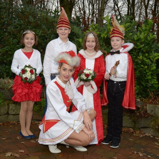 Seine Tollität Prinz Martin I. und Ihre Lieblichkeit Prinzessin Maleen I. (Martin Weisemöller und Maleen Hampel) mit ihrem Adjutantenpaar (links) Leni Fehlhauer und Bennett Brockmeyer sowie Funkenmariechen Sophia Bergmann
