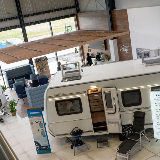 Blick in den hellen und offenen Showroom von Freizeit & Caravan Gode.