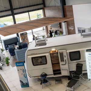 Blick in den hellen und offenen Showroom von Freizeit & Caravan Gode. Blick in den hellen und offenen Showroom von Freizeit & Caravan Gode.
