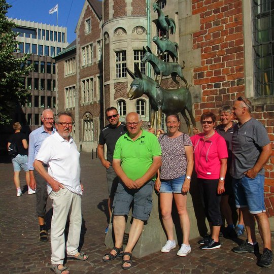 Ziel erreicht: ein Teil der Gruppe vor den Bremer Stadtmusikanten.