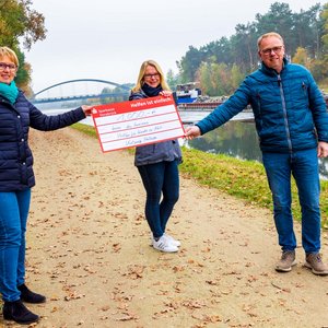 Heiner Placke und Steffi Hörnschemeyer überreichen den Spendenscheck an Doris Wächter (links). Spendenscheck-Übergabe