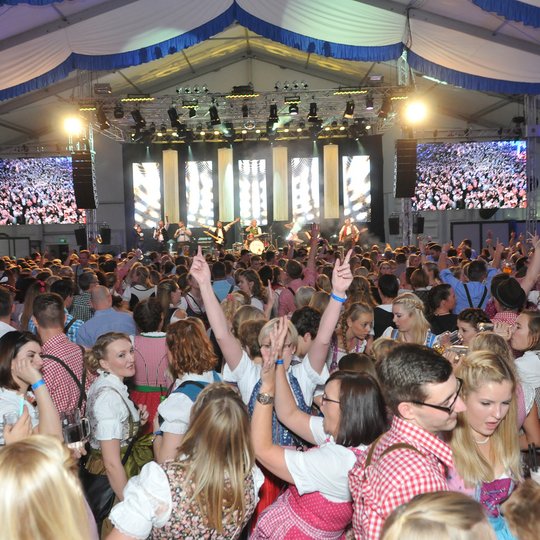 Typisch Hollager Oktoberfest: Nicht nur an den Tischen, auch auf der Tanzfläche vor der Bühne – die an sich schon ein echter „Hingucker“ ist – herrscht fröhliche Partystimmung.