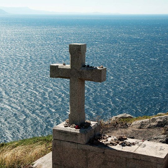 Ein Wegekreuz auf dem Jakobsweg am Kap Finisterre