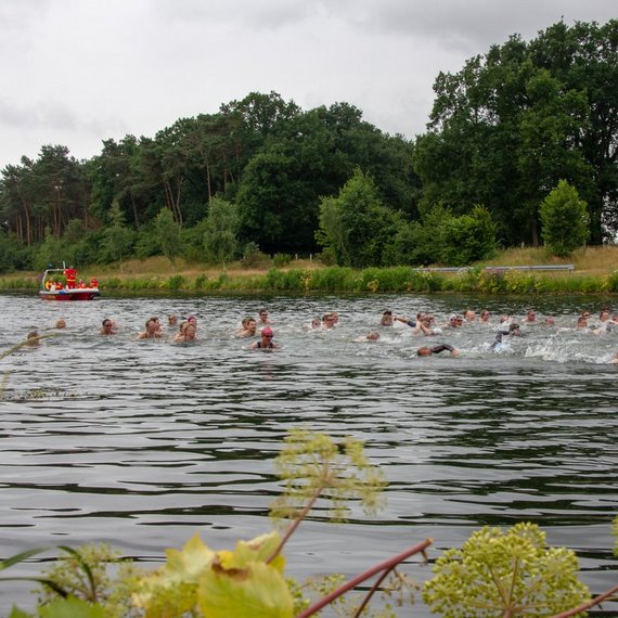 500 Meter Schwimmen, 20 Kilometer Radfahren und 5 Kilometer Laufen oder Walken sind die Disziplinen des Hollager Kanal-Cups, dessen Erlös der Kinderrechtsorganisation Terre des Hommes zugutekommt.