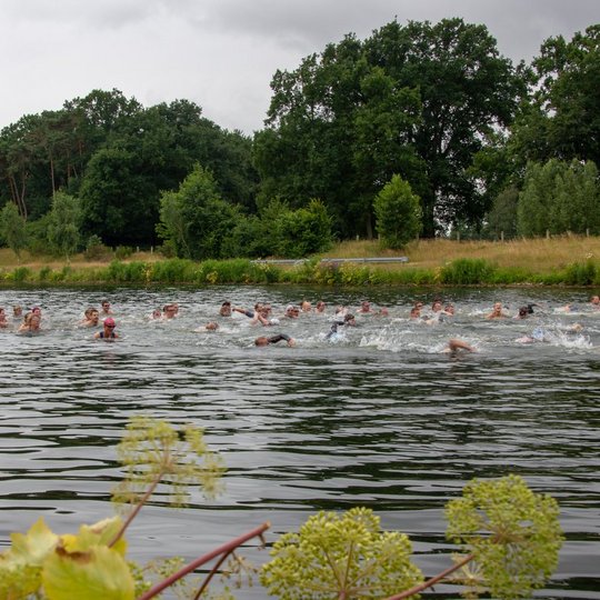 500 Meter Schwimmen, 20 Kilometer Radfahren und 5 Kilometer Laufen oder Walken sind die Disziplinen des Hollager Kanal-Cups, dessen Erlös vollständig als Spende dem Kinderhilfswerk terre des hommes zugutekommt.