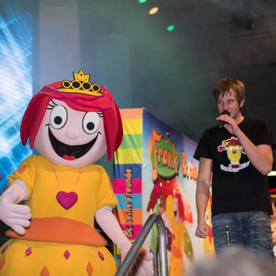 Prinzessin Mikidoo und Frank Acker luden die Kinder ein, mit ihnen gemeinsam auf der Bühne zu singen.