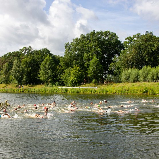 Teilnehmende schwimmen im Kanal