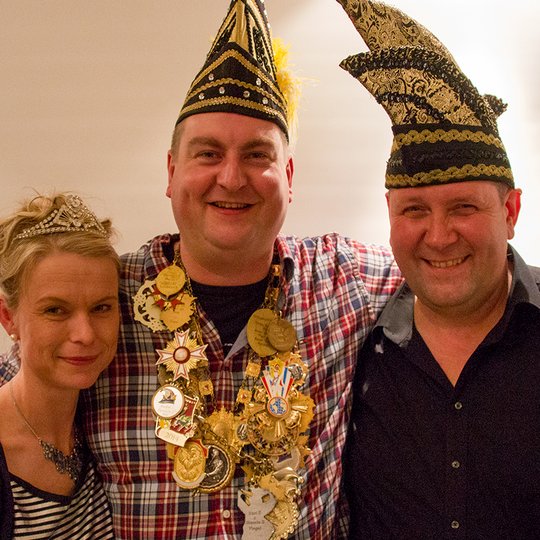 Prinzessin Stephanie I. und Prinz Maik I. (Hörnschemeyer) sowie KKC-Sitzungspräsident Ansgar Speer (von links) freuen sich auf die kommende Session.