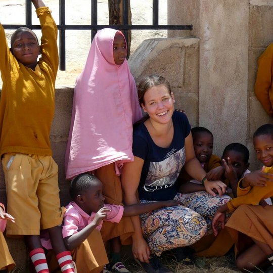 Kristin Kohlbrecher mit ihren Schulkindern in Tansania.