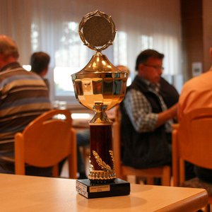 Objekt der Begierde bei den Hollager Doppelkopffreunden: der St. Josef Cup.