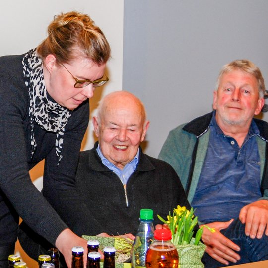 Martina Unland überreicht Norbert Scholz ein Präsent anlässlich seiner 75-jährigen Mitgliedschaft in der Kolpingsfamilie.