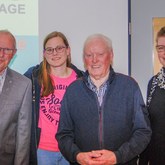 Das Leitungsteam verabschiedet Johannes Holtmeyer nach 45 Jahren aus dem Vorstand.