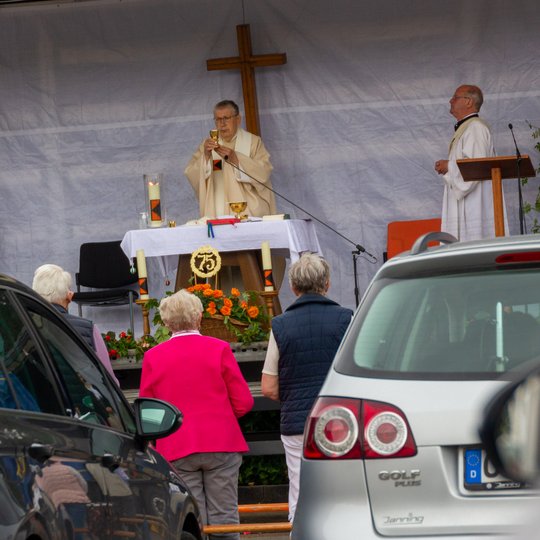 Reinhard Molitor zelebriert den Auto-Gottesdienst, mit dem die Kolpingsfamilie Hollage ihr 75-jähres Bestehen feiert.