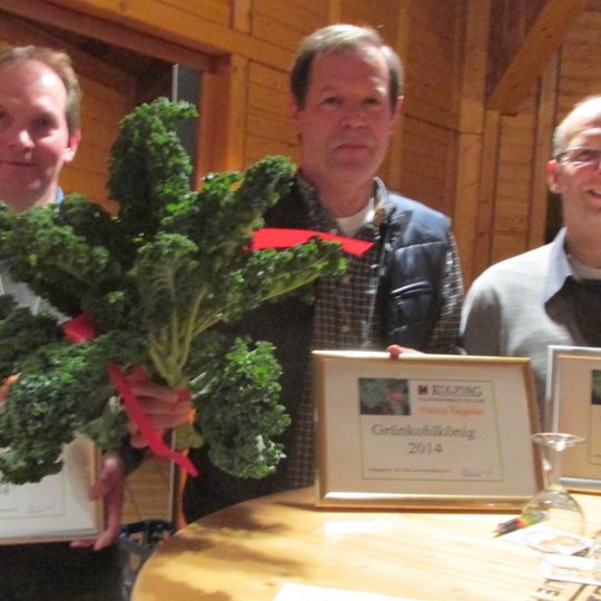 Peter Glose, Heinz Tegeler und Gregor Siebrands (von links) mit Grünkohlstrauß und Urkunden.
